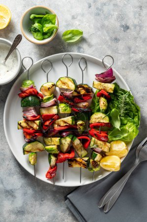 Téléchargez les photos : Kebabs de légumes grillés, brochettes aux courgettes, poivrons, chou bruxelle et oignons rouges - en image libre de droit