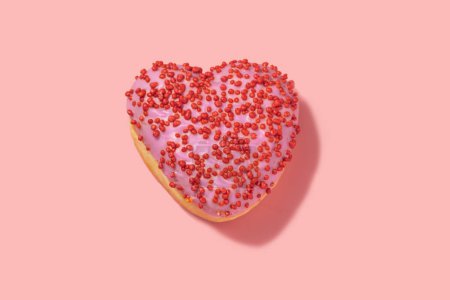 Téléchargez les photos : Donut en forme de coeur avec glaçure sur fond rose - en image libre de droit