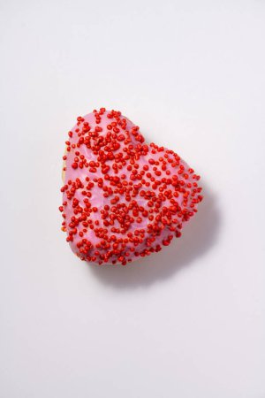 Téléchargez les photos : Donut en forme de coeur avec glaçure sur fond blanc - en image libre de droit