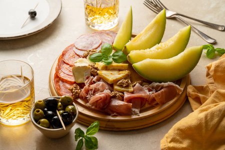Charcuterie Gourmet Antipasti Plater Käse, Salami, Prosciutto, Melone Board. Ansicht von oben.