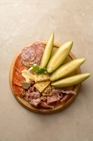Charcuterie Gourmet Antipasti Plater Käse, Salami, Prosciutto, Melone Board. Ansicht von oben.
