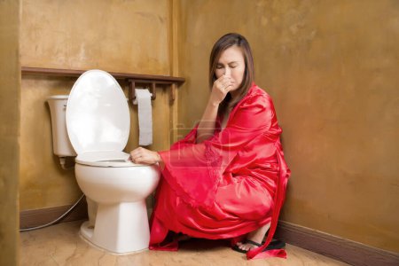 Téléchargez les photos : Woman cleaning the toilet at night - en image libre de droit