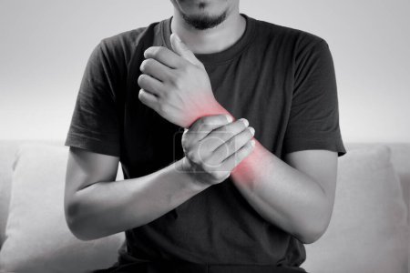 Foto de A man sprained wrist symptoms and arthritis in the wrist - Imagen libre de derechos