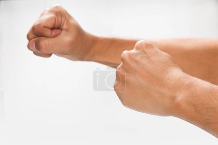 Téléchargez les photos : A man angry and aggressive man threatening with fist. - en image libre de droit