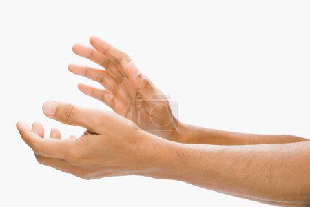 Téléchargez les photos : A man clapping hands on a gray background. - en image libre de droit