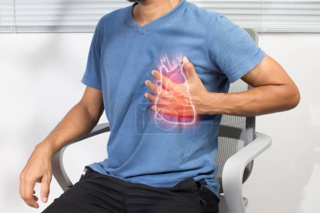 Un hombre asiático tiene opresión en el pecho debido a un ataque al corazón. Enfermedad arterial coronaria.