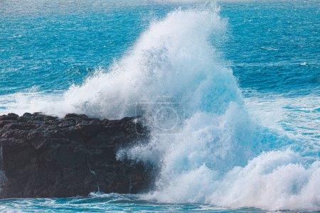 Téléchargez les photos : Une grosse vague frappant le rocher. Falaise brisant la vague océanique - en image libre de droit