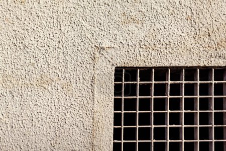 Foto de Rejilla metálica en pared de piedra. Ventana de prisión con rejas - Imagen libre de derechos