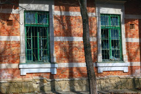 Foto de Brick wall and broken windows . Old abandoned building - Imagen libre de derechos