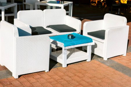 Luxus-Terrasse mit weißen Stühlen. Restaurantmöbel im Freien