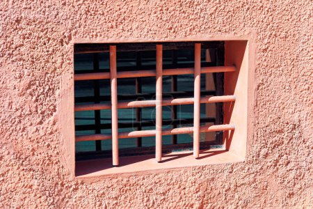 Foto de Ventana cerrada. Pared rosa y ventana con rejillas - Imagen libre de derechos