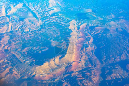 Téléchargez les photos : Vue Satellite De La Chaîne De Montagne. Paysage montagneux aérien - en image libre de droit
