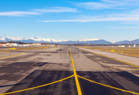 Foto de Pista del aeropuerto de Malpensa. Tira tierra a lo largo de aviones despegar y aterrizar - Imagen libre de derechos