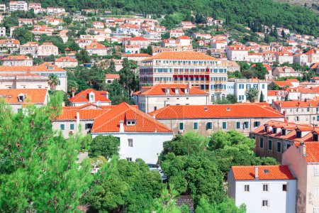 Téléchargez les photos : Maisons avec toits carrelés à Dubrovnik Croatie. Paysage résidentiel de quartier - en image libre de droit