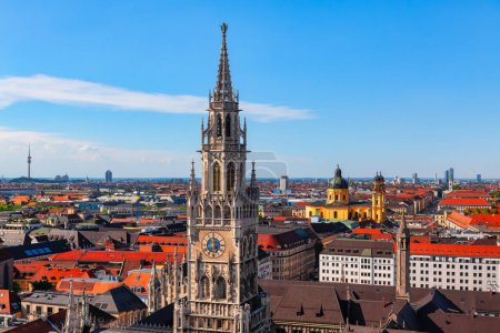 Vista panorámica de la ciudad de Múnich y Rathaus. Vista del casco antiguo de Munich desde arriba