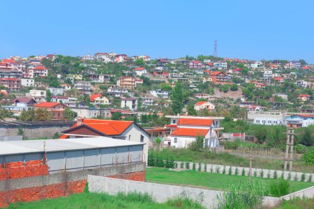 Foto de Suburbio de la ciudad de Durres en Albania. Panorama de asentamientos rústicos en Albania - Imagen libre de derechos