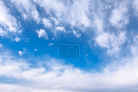 Frame bildete die Wolken am blauen Himmel 