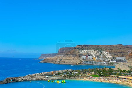 Téléchargez les photos : Photo fascinante met en valeur la beauté captivante de Playa de Amadores, un paradis sur l'île de Gran Canaria, Espagne - en image libre de droit