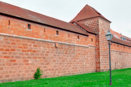 Téléchargez les photos : Tour emblématique debout dans les anciens murs de la forteresse de la vieille ville de Nuremberg en Allemagne - en image libre de droit