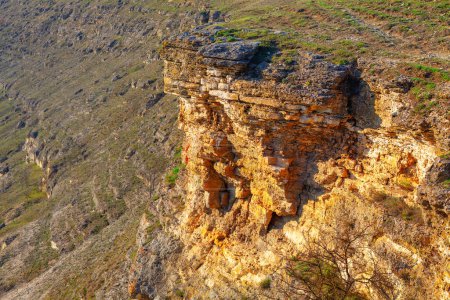 Foto de Rugged gorge se despliega mostrando un paisaje rocoso acantilado dramático - Imagen libre de derechos
