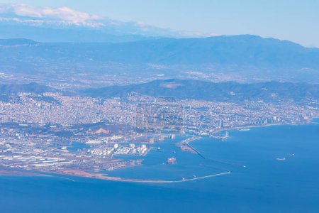 Téléchargez les photos : Vue sur la ville de Barcelone et la mer depuis la fenêtre de l'avion - en image libre de droit