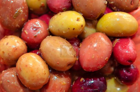 Téléchargez les photos : Gros plan des olives marinées en rouge et vert à l'arrière-plan - en image libre de droit