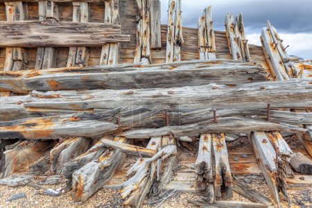 Téléchargez les photos : Bateau en bois ruiné après le naufrage sur les rives de l'océan - en image libre de droit