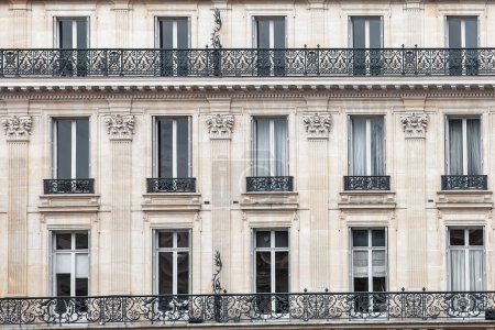 Téléchargez les photos : Détail de la façade avec fenêtres d'un immeuble à Paris, France - en image libre de droit