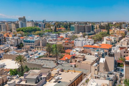 Foto de Vista panorámica de la ciudad de Nicosia en un hermoso día de verano, Chipre - Imagen libre de derechos