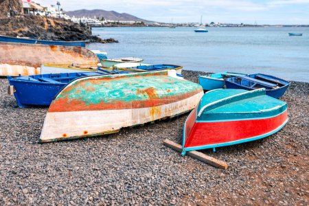 Coloridos barcos de pesca de madera en la playa en el océano. Barcos del pueblo pesquero