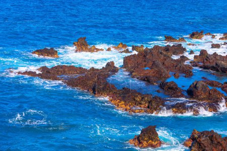 Foto de Rocas volcánicas en el Océano Atlántico. Paisaje con rocas en el agua - Imagen libre de derechos