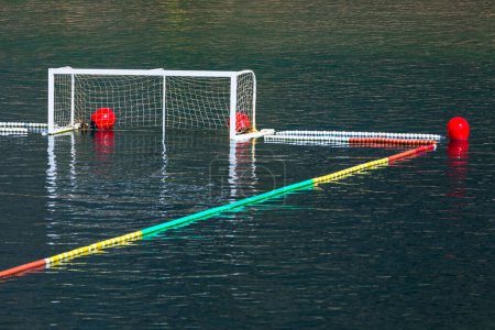 Wasserballtor und Netz auf dem Wasser. Wassersportgelände 