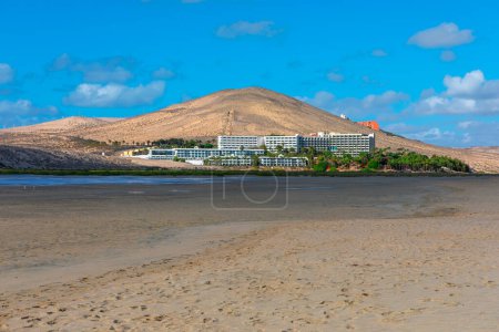 Foto de Vista de la playa y hoteles en la isla de Fuerteventura. Costa Calma resort turístico en Fuerteventura, Islas Canarias - Imagen libre de derechos
