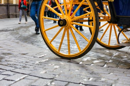 Chariot à chevaux dans la rue de la vieille ville de Séville, Espagne 