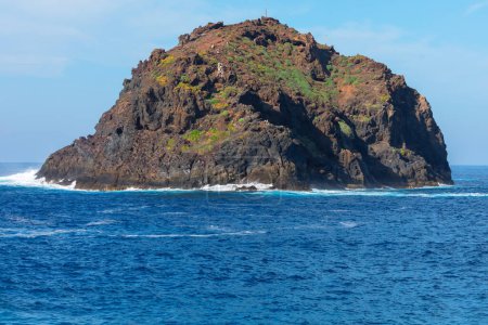 Île du désert en eau bleue. Île dans l'océan, Monumento Natural de Garachico, Tenerife Canaries
