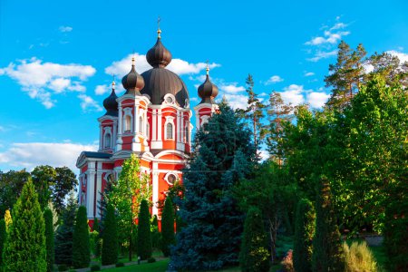 Iglesia ortodoxa en Moldavia, monasterio de Curchi pueblo 