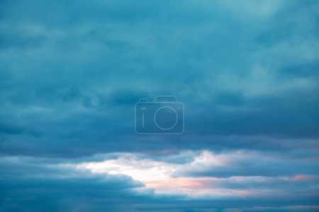 Foto de Fondo de nubes grises, cielo sombrío constante - Imagen libre de derechos
