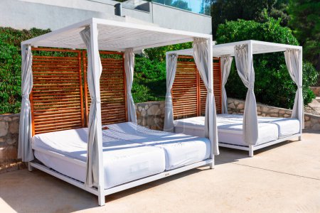 Freizeit Luxus-Doppelbett im Freien. Zeltbett für den Innenhof