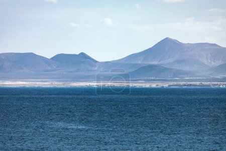 Insel Fuerteventura und Atlantik Landschaft, Kanarische Inseln. Isländische Landschaft mit Bergen und Meer