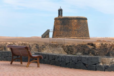 Blick auf den mittelalterlichen Turm an der Atlantikküste von Lanzarote. Castillo de San Marcial de Rubicon de Femes in Playa Blanca, Lanzarote Kanarische Insel