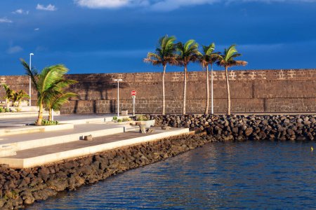 Téléchargez les photos : Embauche de la ville d'Arrecife à Lanzarote. Palmiers sur le front de mer du port des îles Canaries - en image libre de droit