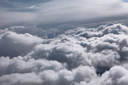 Téléchargez les photos : Voler au-dessus des nuages. Vue fantastique depuis la fenêtre de l'avion. Nuages gris fond nuageux - en image libre de droit