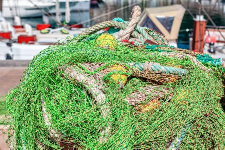 Pile de filets de pêche sur le quai du port