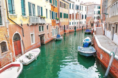 Canal de agua típico de Venecia Italia. Ciudad italiana en el agua 