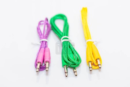 Mehrfarbiges Kabel isoliert auf weißem Hintergrund, Clipping-Pfad enthalten. Mini-Stereo-Buchse zum Anschluss von Audio-Kabeln