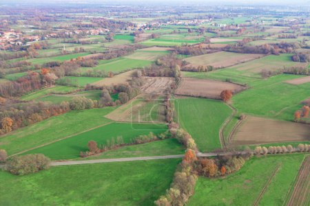 Vista aérea de campos y prados verdes en el campo