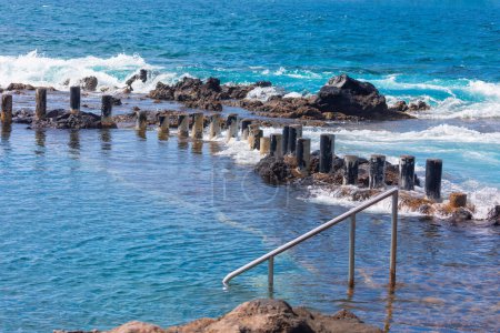 Foto de Escaleras al océano. Hermosa vista del océano. Rompeolas en el mar con olas estrellándose en las rocas - Imagen libre de derechos