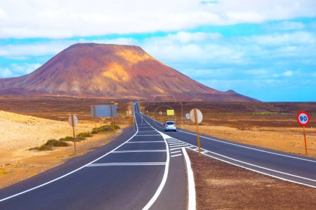 Straße in der Wüste, Fuerteventura, Kanarische Inseln, Spanien. Weg zum Berg
