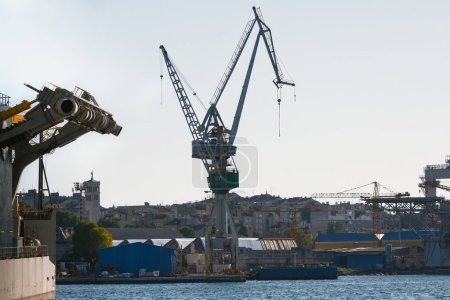 Hafen von Pula, Kroatien, mit Kränen und Schiffen. Kommerzielle Schiffsanlegestelle
