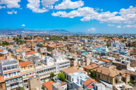 Foto de Vista panorámica de Nicosia Chipre en un día de verano. Vista aérea Nicosia paisaje urbano - Imagen libre de derechos